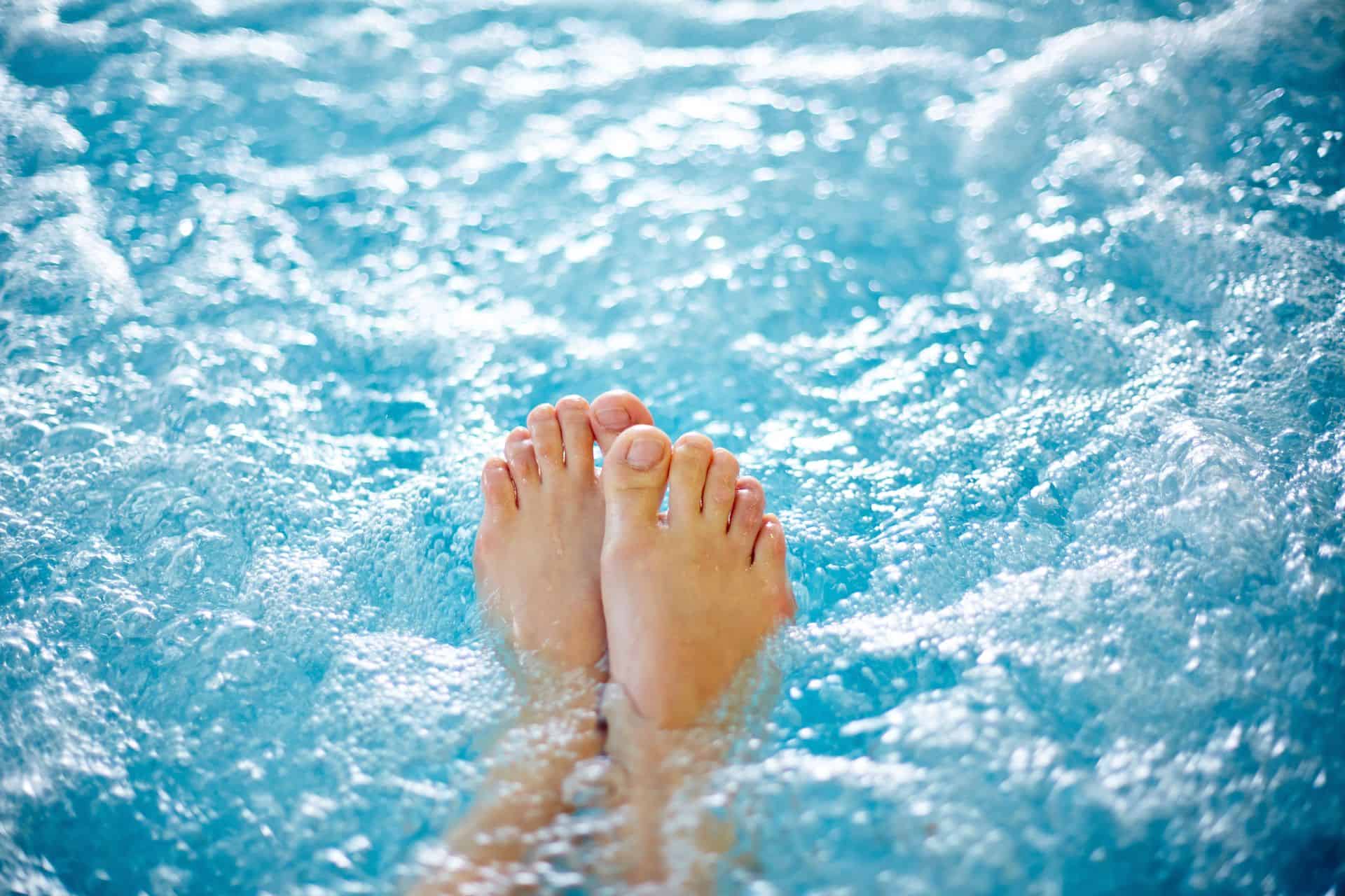 voeten in jacuzzi