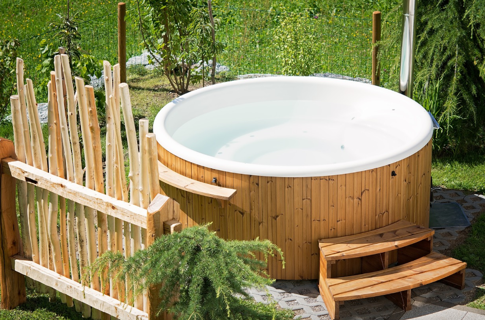 Houten hottub in tuin