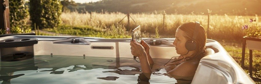 vrouw in jacuzzi met tablet
